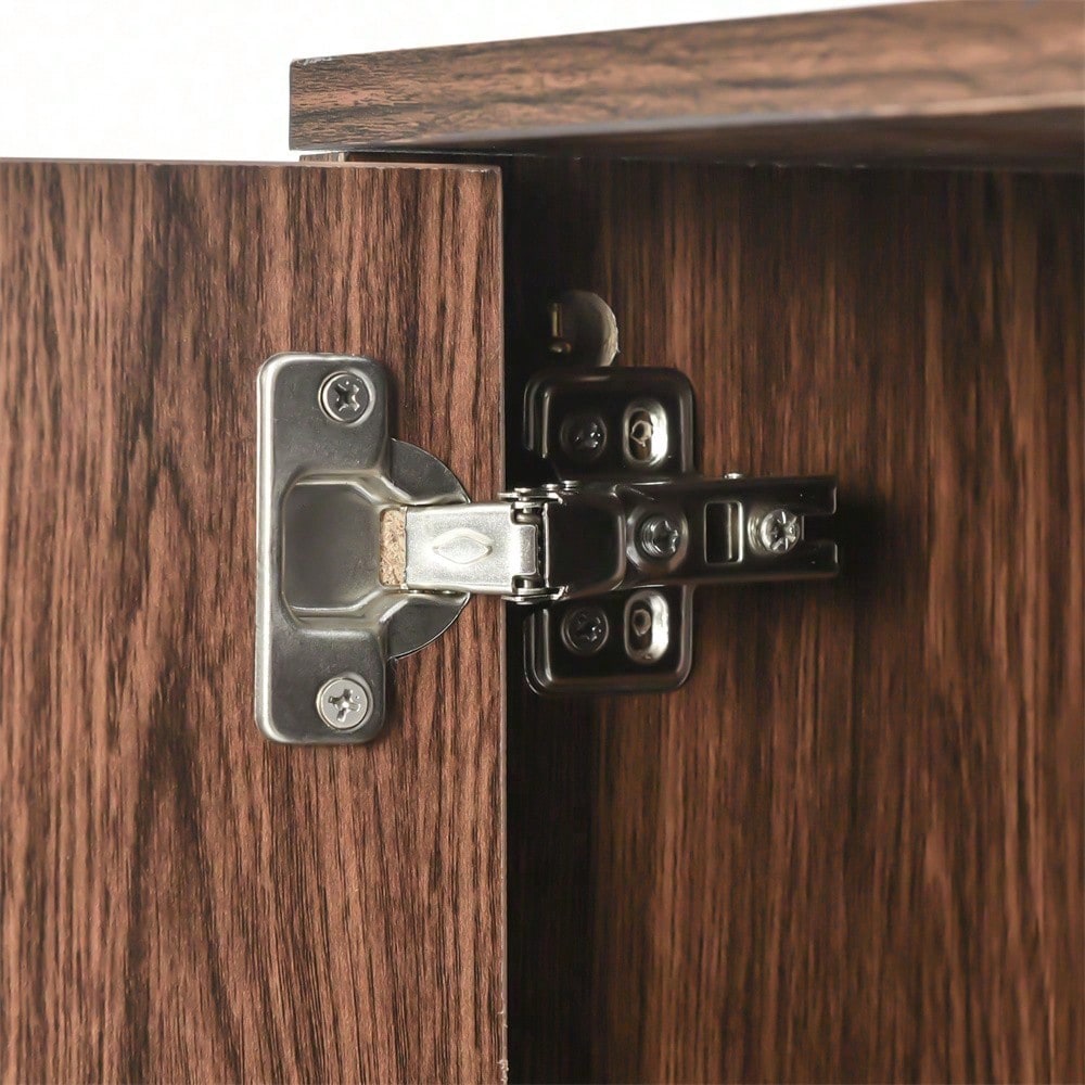 Sideboard, Exklusives Sideboard mit drei Türen, mit stilvollen Details und großzügigem Stauraum. Tür aus Massivholzfurnier, konkave und konvexe Haptik. Enthält Laminate. Kleiner Schrank mit goldenen G