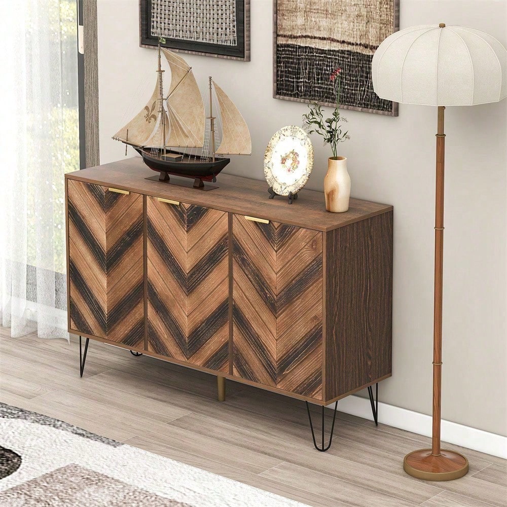 Sideboard, Exklusives Sideboard mit drei Türen, mit stilvollen Details und großzügigem Stauraum. Tür aus Massivholzfurnier, konkave und konvexe Haptik. Enthält Laminate. Kleiner Schrank mit goldenen G