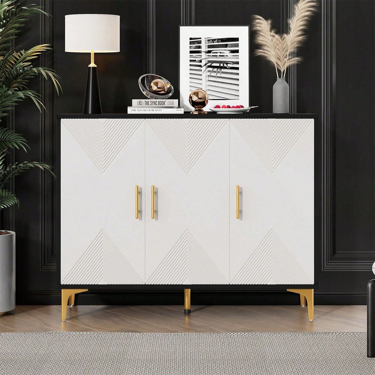 Bohemian Sideboard mit weiß matt gestreiften Türen, goldenen Griffen und goldenen Beinen, Sideboard mit zu öffnenden und zu schließenden Türen, geeignet für Schlafzimmer, Wohnzimmer und Esszimmer