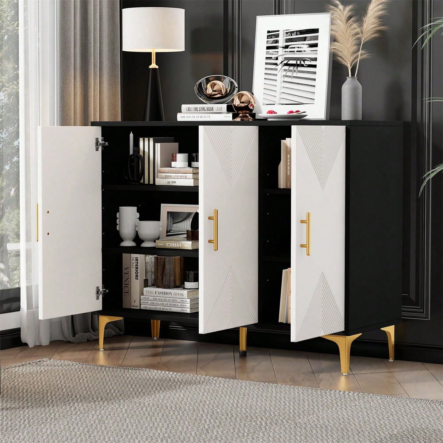 Bohemian Sideboard mit weiß matt gestreiften Türen, goldenen Griffen und goldenen Beinen, Sideboard mit zu öffnenden und zu schließenden Türen, geeignet für Schlafzimmer, Wohnzimmer und Esszimmer