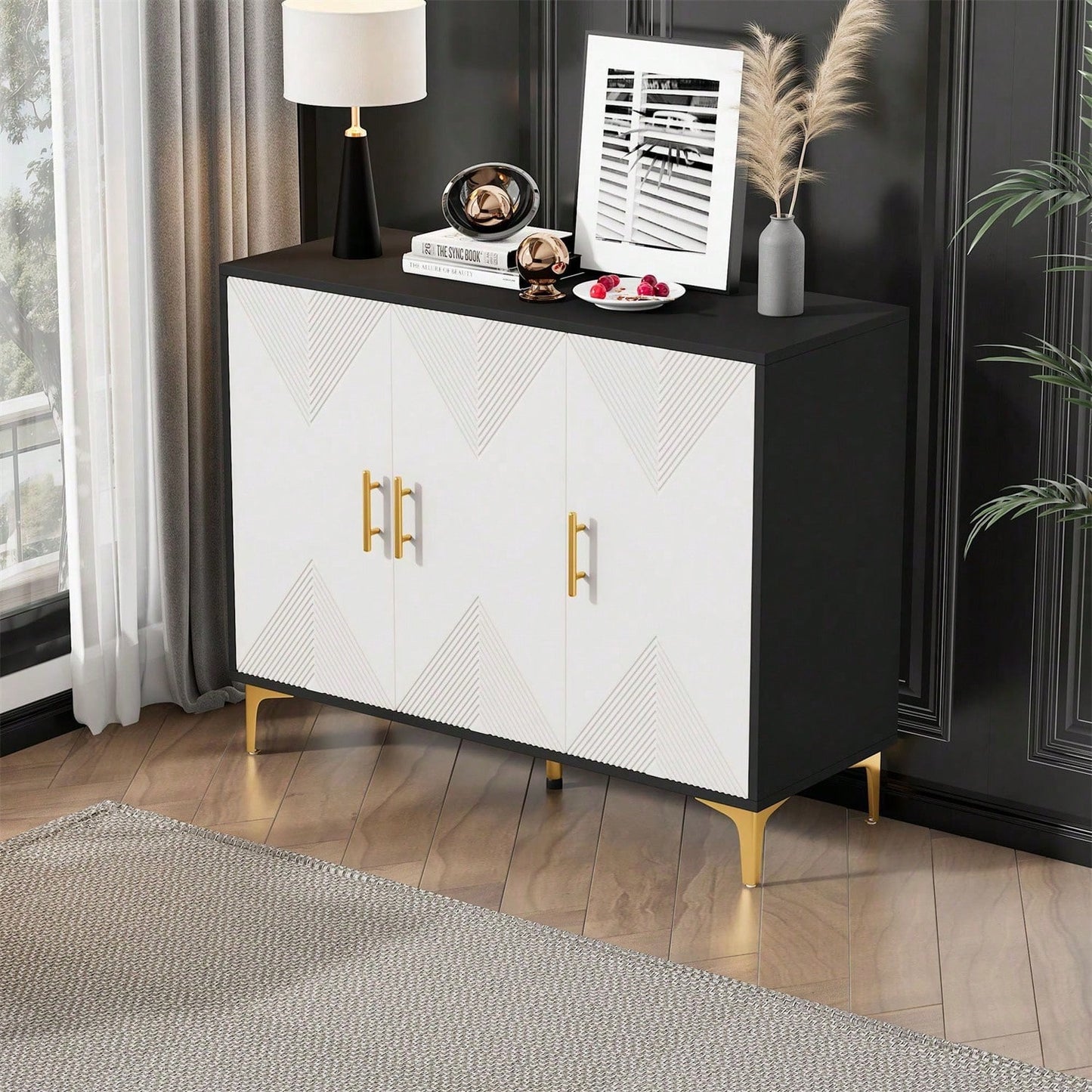 Bohemian Sideboard mit weiß matt gestreiften Türen, goldenen Griffen und goldenen Beinen, Sideboard mit zu öffnenden und zu schließenden Türen, geeignet für Schlafzimmer, Wohnzimmer und Esszimmer