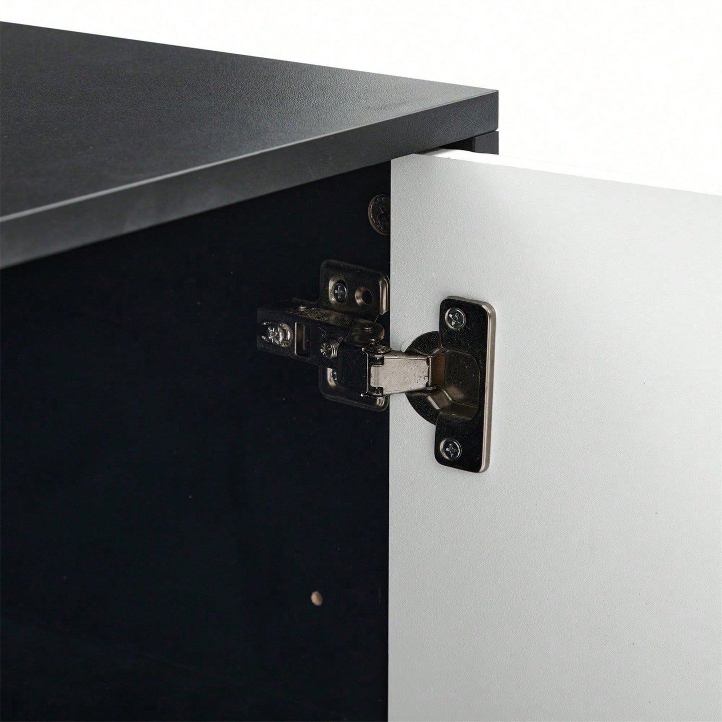 Bohemian Sideboard mit weiß matt gestreiften Türen, goldenen Griffen und goldenen Beinen, Sideboard mit zu öffnenden und zu schließenden Türen, geeignet für Schlafzimmer, Wohnzimmer und Esszimmer