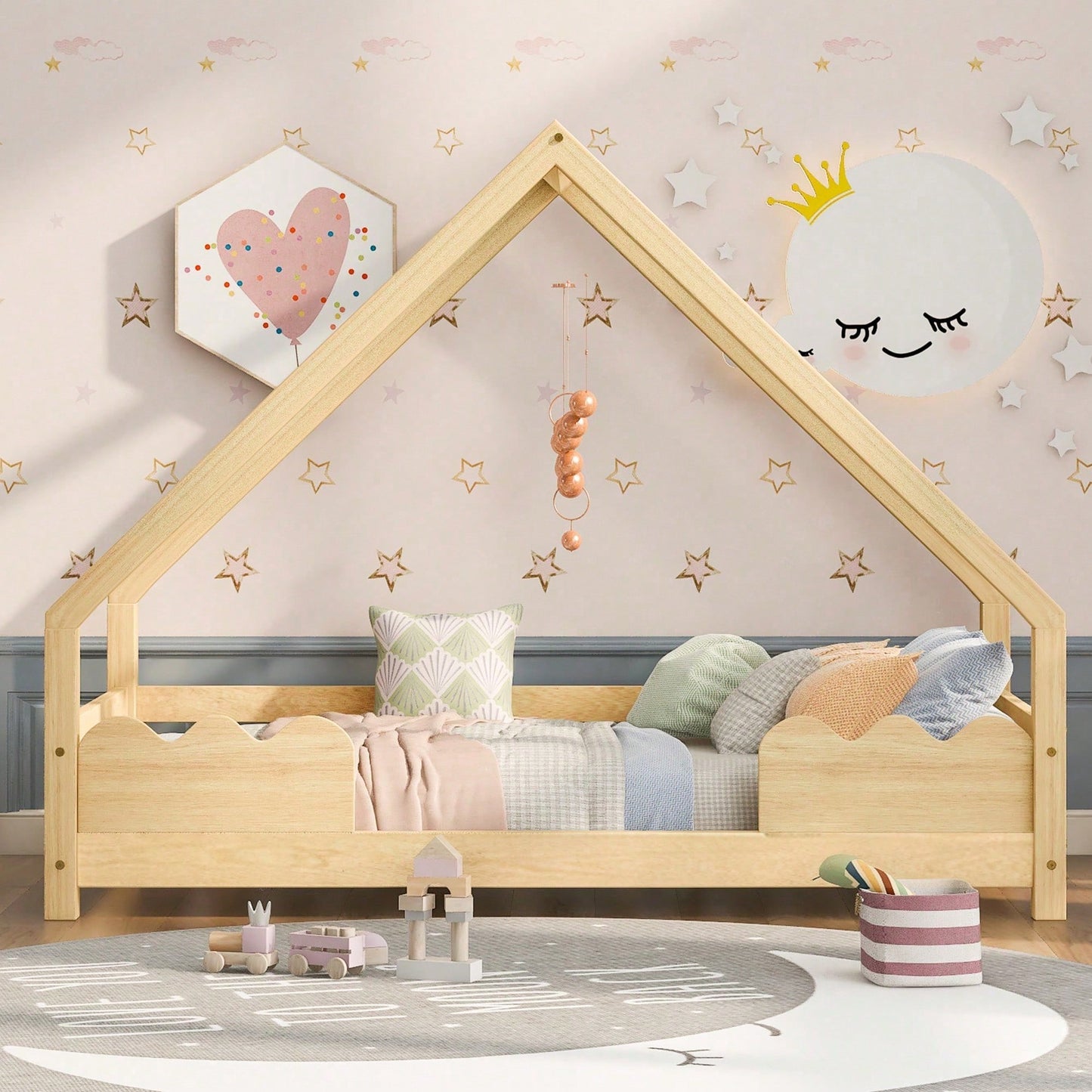 Massivholz-Hausbett für Kinder (90x200 cm) – Spielbett mit integriertem Rausfallschutz – Naturbelassenes Jugendbett aus robustem Holz – Sicherer & fantasievoller Schlafplatz