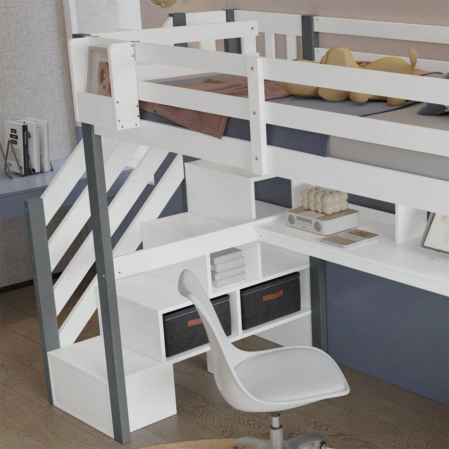 Halbhohes Bett, Mit Stoff-Aufbewahrungsbox, Reichlich Stauraum, Mit seitlicher Leiter, Offenes Regal, Jugendbett mit Schreibtisch und Schließfächern, Kiefer+MDF, Weiß+Grau, 90x200cm