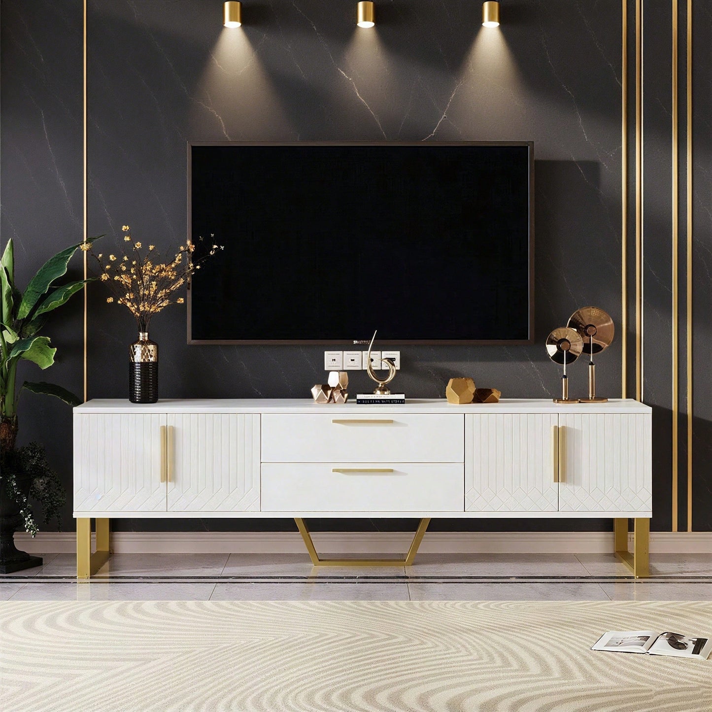 Hochglänzender TV-Schrank: Boden, goldene Griffe und Füße, Tür mit gravierter Textur, Aufbewahrungslösung für das Wohnzimmer, perfekte Kombination aus Eleganz, Luxus und Funktionalität