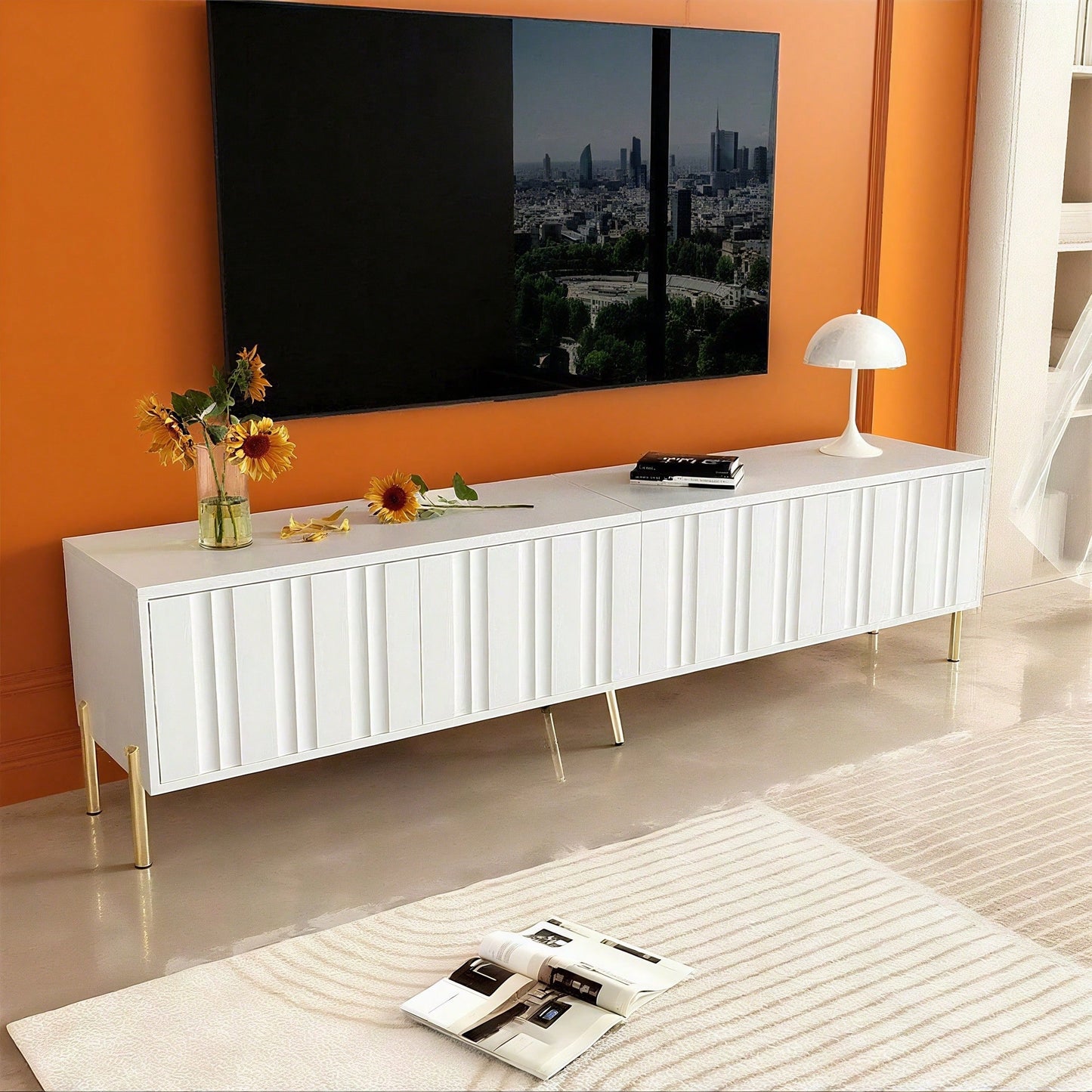 Weißes TV-Schrank, 190 cm lang x 38 cm breit x 48 cm hoch, goldene Tischbeine, gerilltes Türdesign