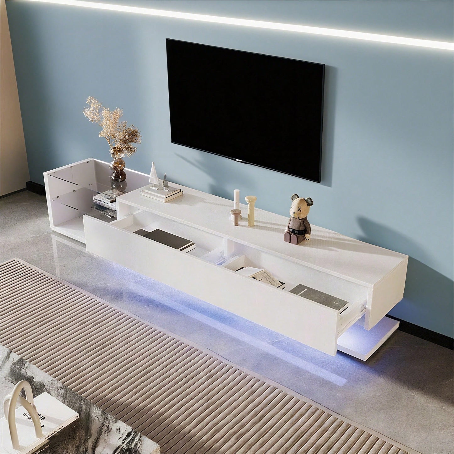 V-Schränke, Lowboards, Hochglanz-Wohnzimmermöbel. Glastrennwände und variable LED-Beleuchtung. Es verbindet natürlichen, rustikalen Stil mit modernem Design.