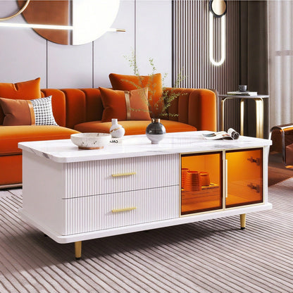 Couchtisch, Beistelltisch mit Tür aus gehärtetem Glas, Schubladen mit Wellenstruktur, goldenen Griffen und Beinen, Tischplatte mit Marmorstruktur.