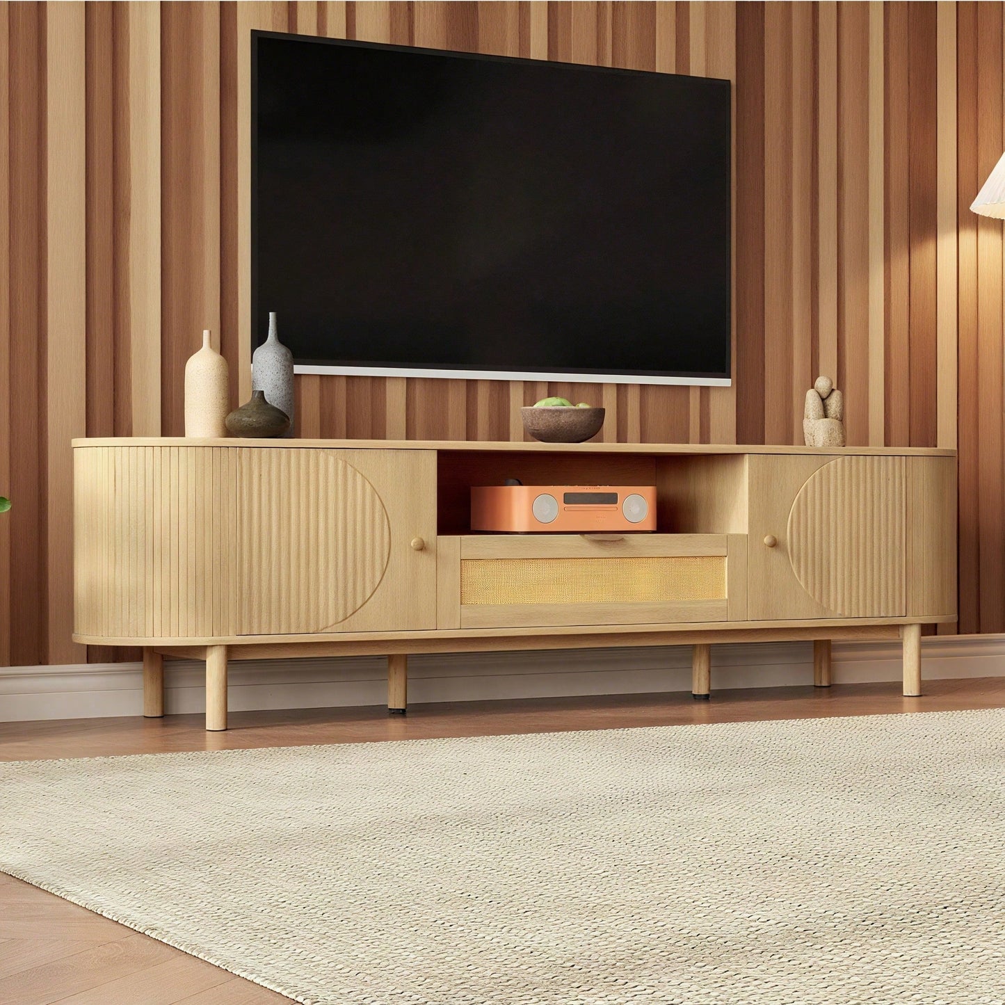 Moderner TV-Schrank mit Rattan-Schubladen & offenen Fächern – Abgerundete Tischplatte auf Metallbeinen (Holzoptik) – Multifunktionales Wohnzimmermöbel