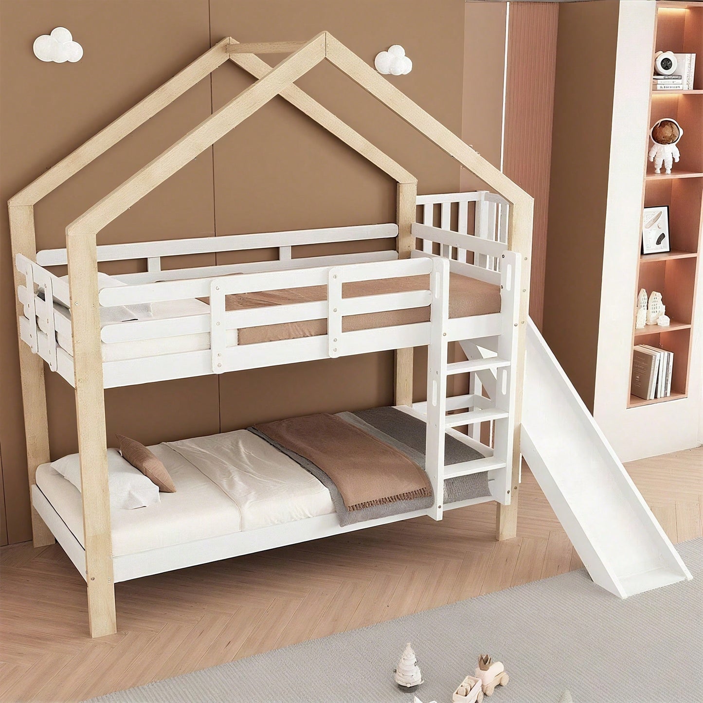 Etagenbett mit Rutsche und dreistufiger Winkelaufstiegsleiter, Hausbett mit mit Absturzsicherung, Kinderbett, Bettrahmen aus Massivholz, Weiß+Natur, 90x200cm