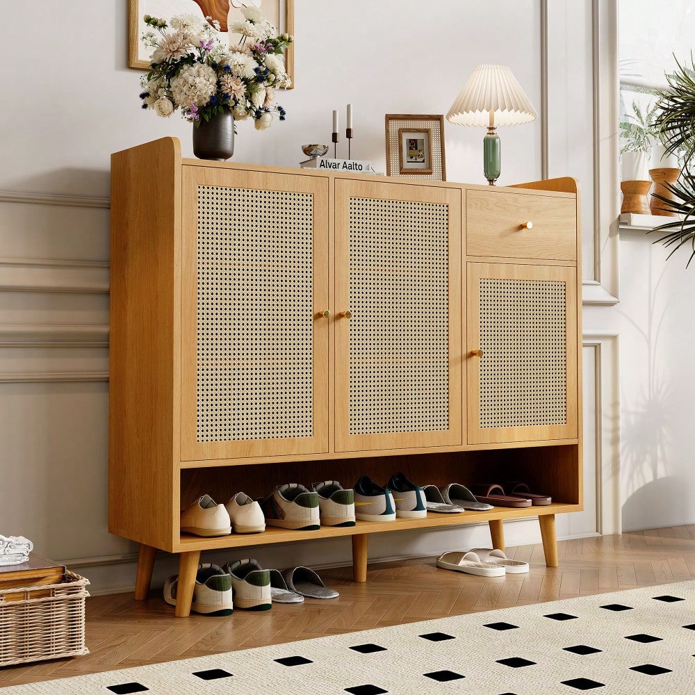 Schuhschrank aus natürlichem Rattan, Schuhkommode Schuhregal mit 3 Türen und1 Schubladen und 5 Regalböden, für den Flur. Metallgriff und Massivholzbeinen. Maße: B120/H106/T35 cm