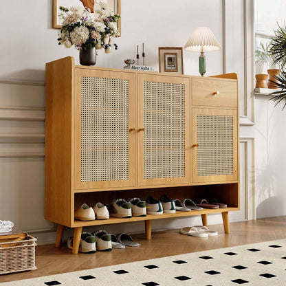 Schuhschrank aus natürlichem Rattan, Schuhkommode Schuhregal mit 3 Türen und1 Schubladen und 5 Regalböden, für den Flur. Metallgriff und Massivholzbeinen. Maße: B120/H106/T35 cm