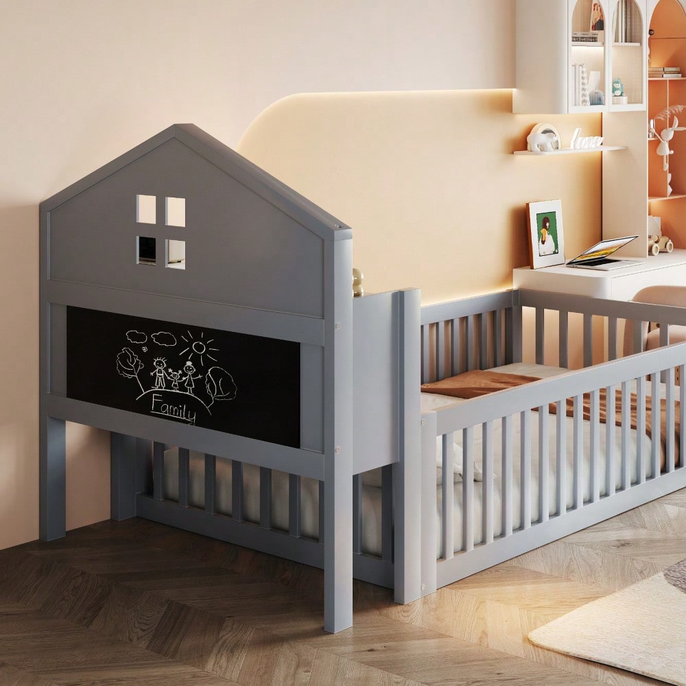Kinderbett 90 x 200, Massivholz-Kinderbettrahmen, Hausleiste, mit Einlegeböden und Stauraum, mit Schutzgitter und Tür, mit Bilderleiste, mit Lattenrost, Grau