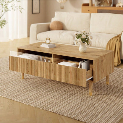 Dieser moderne LED-Couchtisch verfügt über eine gewellte Schubladenplatte, gold-holzfarbene Beine, zwei Schubladen und einen farbwechselnden LED-Lichtstreifen