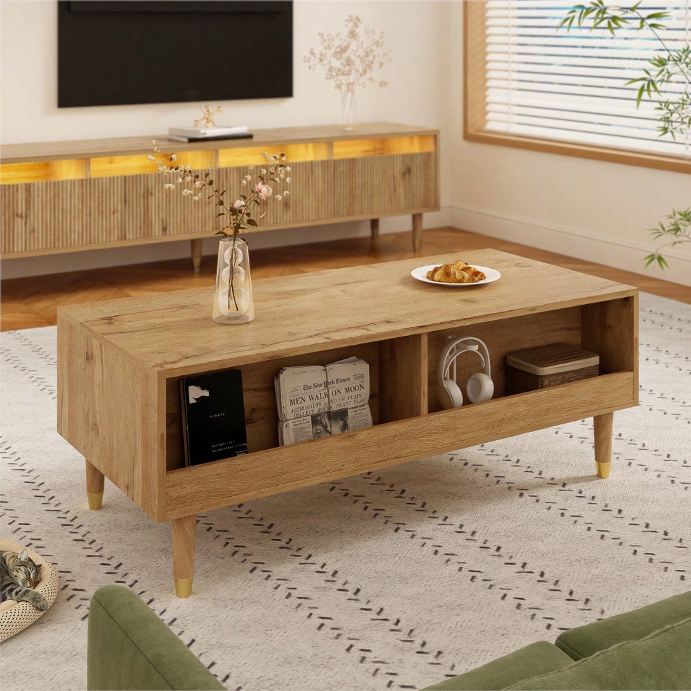 Dieser moderne LED-Couchtisch verfügt über eine gewellte Schubladenplatte, gold-holzfarbene Beine, zwei Schubladen und einen farbwechselnden LED-Lichtstreifen