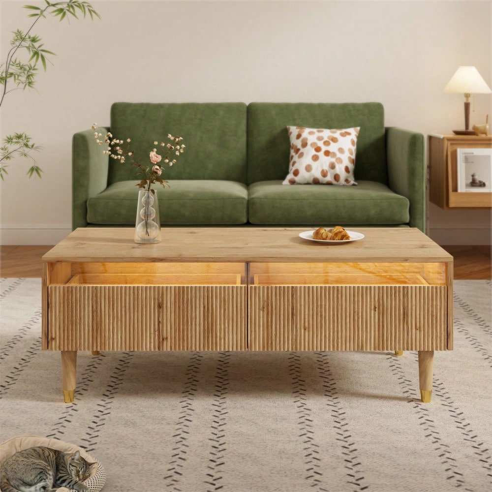 Dieser moderne LED-Couchtisch verfügt über eine gewellte Schubladenplatte, gold-holzfarbene Beine, zwei Schubladen und einen farbwechselnden LED-Lichtstreifen