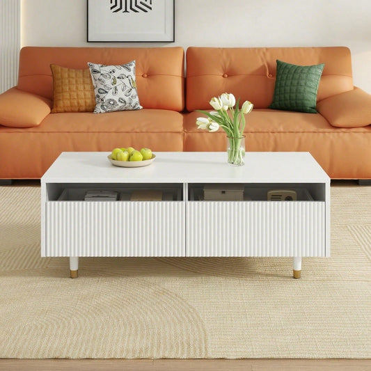 Dieser moderne LED-Couchtisch verfügt über eine gewellte Schubladenplatte, gold-weiße Beine, zwei Schubladen und einen farbwechselnden LED-Lichtstreifen. Ein passender TV-Schrank ist ebenfalls erhältl