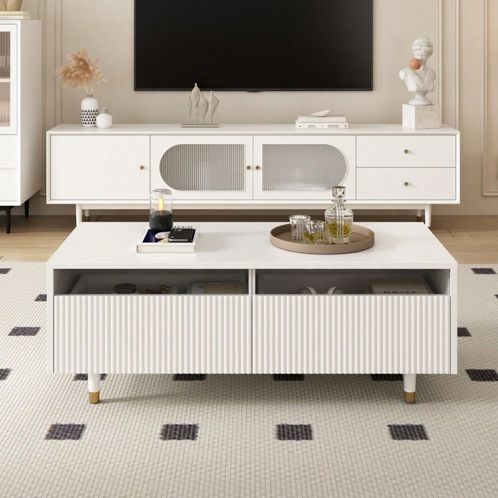 Dieser moderne LED-Couchtisch verfügt über eine gewellte Schubladenplatte, gold-weiße Beine, zwei Schubladen und einen farbwechselnden LED-Lichtstreifen. Ein passender TV-Schrank ist ebenfalls erhältl