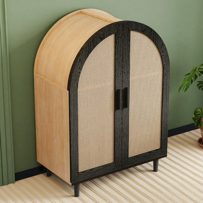 Elegantes Sideboard/Schuhschrank mit abgerundeter Außenseite, durchbrochenen Rattantüren und drei Regalen.