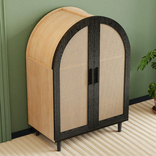 Elegantes Sideboard/Schuhschrank mit abgerundeter Außenseite, durchbrochenen Rattantüren und drei Regalen.