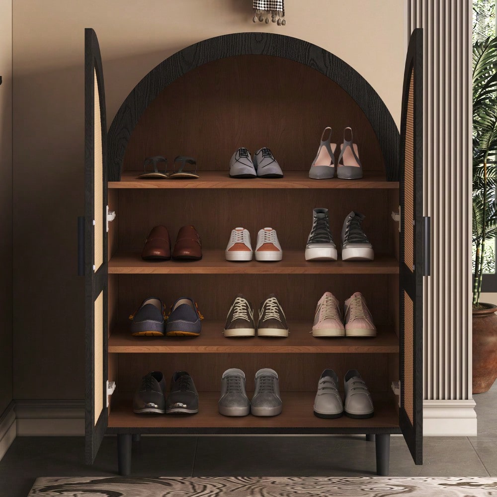 Elegantes Sideboard/Schuhschrank mit abgerundeter Außenseite, durchbrochenen Rattantüren und drei Regalen.