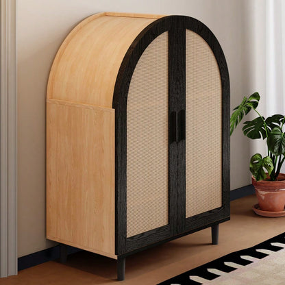 Elegantes Sideboard/Schuhschrank mit abgerundeter Außenseite, durchbrochenen Rattantüren und drei Regalen.