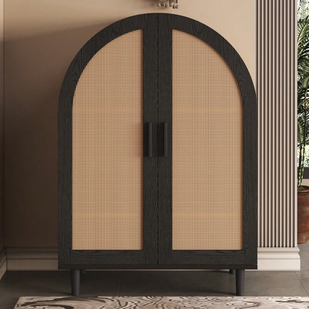 Elegantes Sideboard/Schuhschrank mit abgerundeter Außenseite, durchbrochenen Rattantüren und drei Regalen.