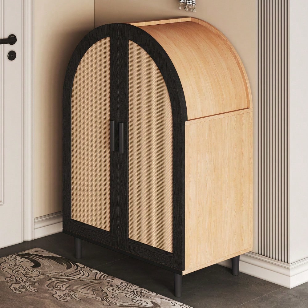 Elegantes Sideboard/Schuhschrank mit abgerundeter Außenseite, durchbrochenen Rattantüren und drei Regalen.