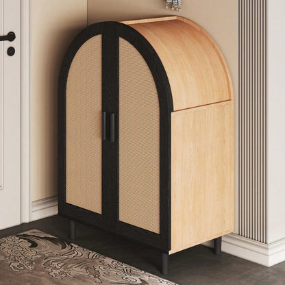 Elegantes Sideboard/Schuhschrank mit abgerundeter Außenseite, durchbrochenen Rattantüren und drei Regalen.
