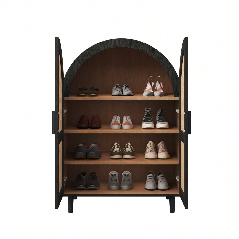 Elegantes Sideboard/Schuhschrank mit abgerundeter Außenseite, durchbrochenen Rattantüren und drei Regalen.
