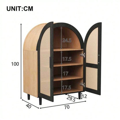 Elegantes Sideboard/Schuhschrank mit abgerundeter Außenseite, durchbrochenen Rattantüren und drei Regalen.