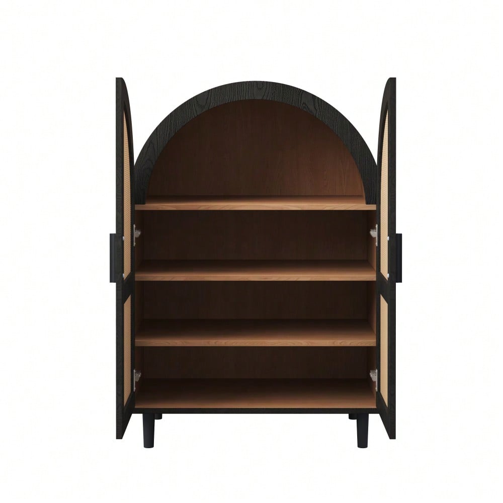 Elegantes Sideboard/Schuhschrank mit abgerundeter Außenseite, durchbrochenen Rattantüren und drei Regalen.