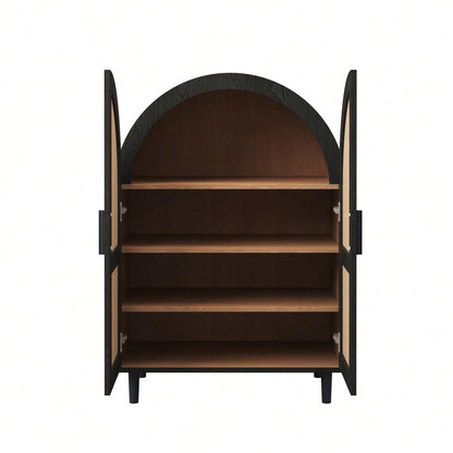 Elegantes Sideboard/Schuhschrank mit abgerundeter Außenseite, durchbrochenen Rattantüren und drei Regalen.