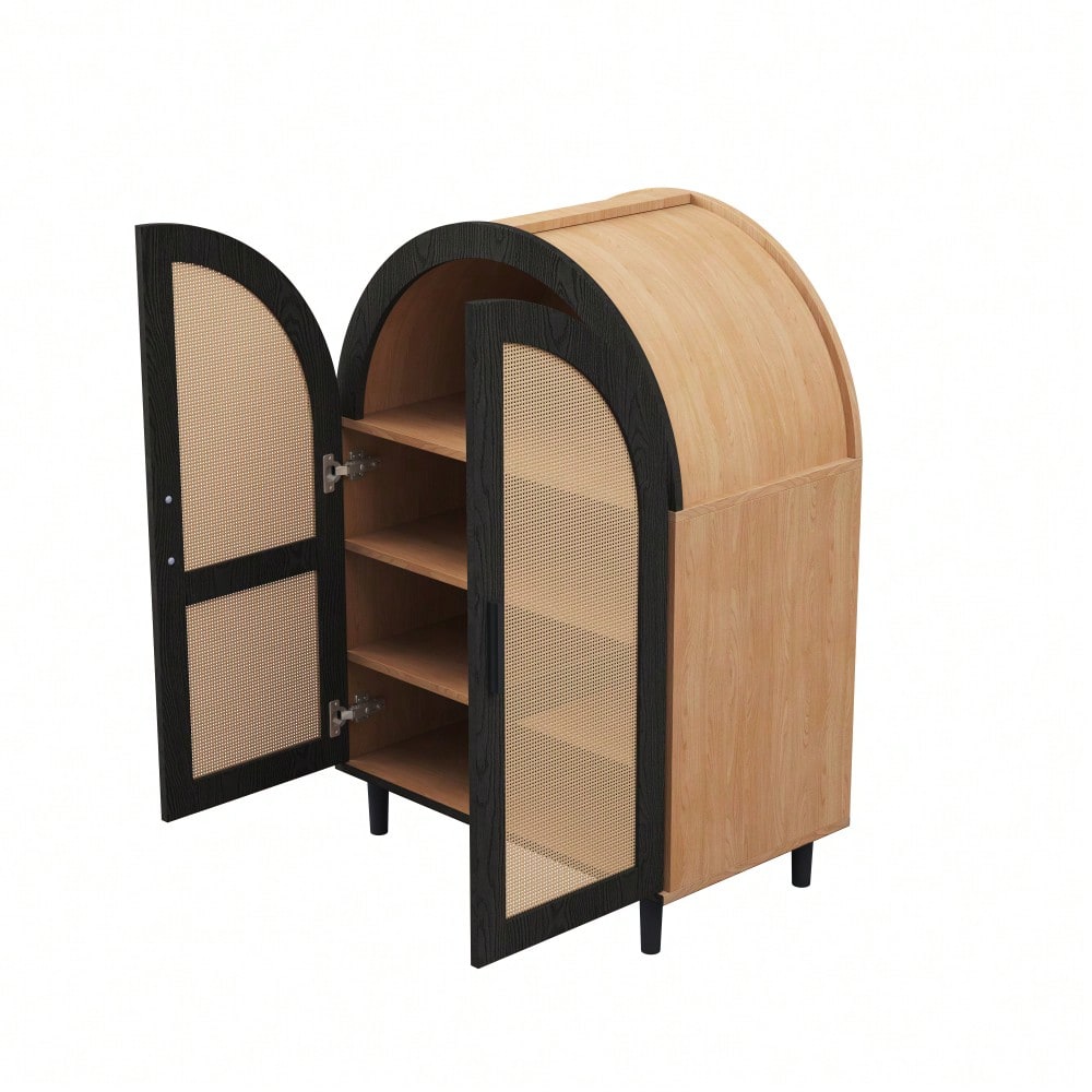 Elegantes Sideboard/Schuhschrank mit abgerundeter Außenseite, durchbrochenen Rattantüren und drei Regalen.