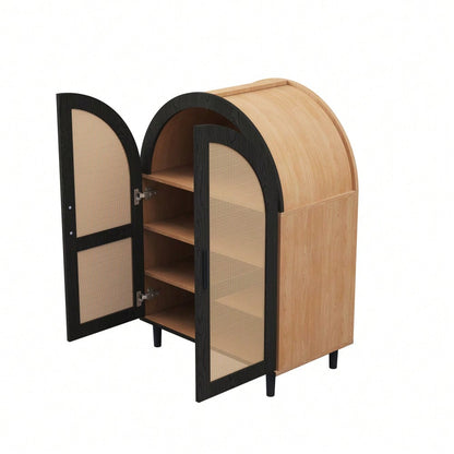 Elegantes Sideboard/Schuhschrank mit abgerundeter Außenseite, durchbrochenen Rattantüren und drei Regalen.