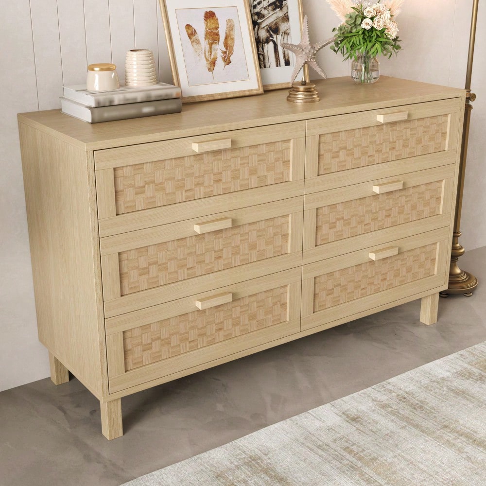 Elegantes Sideboard und Kommode aus Naturholz mit sechs Schubladen, Schlafzimmerschrank mit viel Stauraum, Schubladen in Rattanoptik.