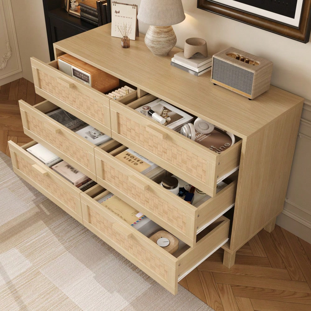 Elegantes Sideboard und Kommode aus Naturholz mit sechs Schubladen, Schlafzimmerschrank mit viel Stauraum, Schubladen in Rattanoptik.