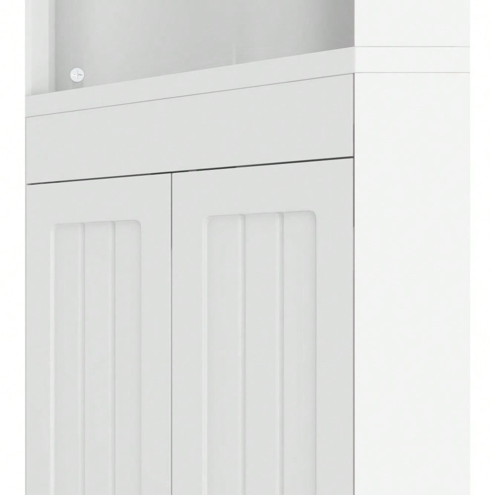 Badezimmer-Hochschrank, Drei offene Ablagefächer, Feuchtigkeitsgeschützte Flügeltüren, Verschiebbare Einlegeböden, Schlichte Form, Weiß