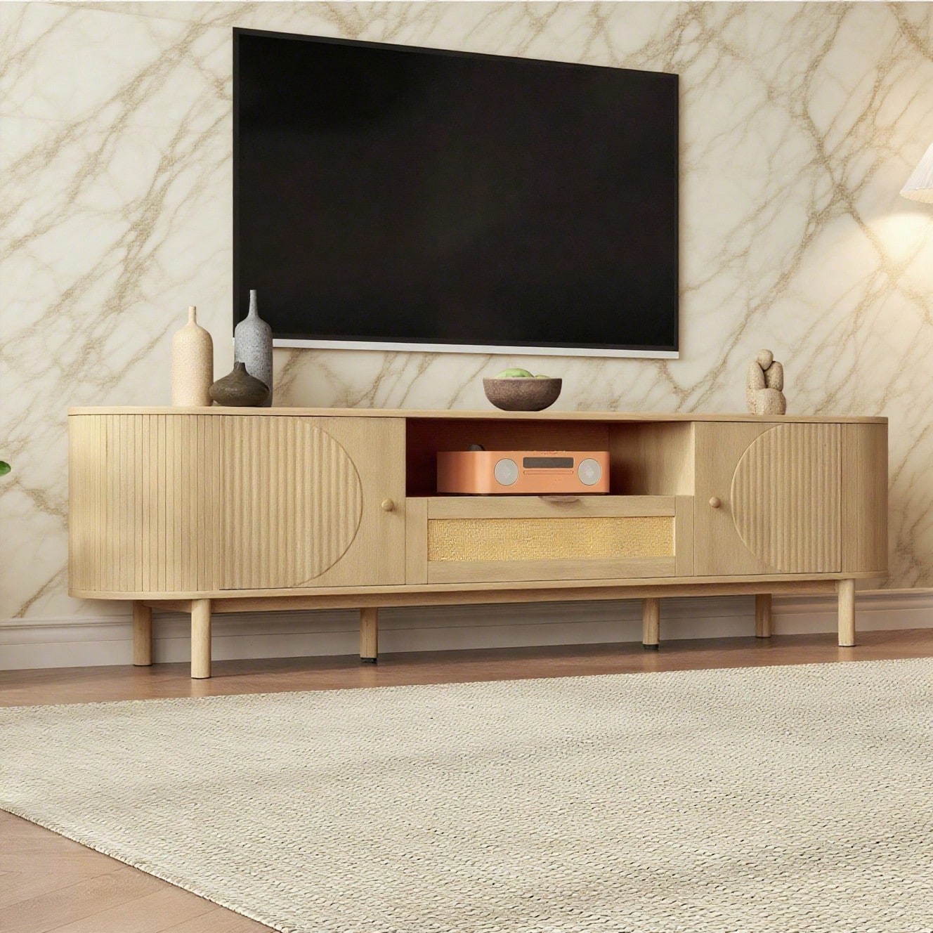 Moderner TV-Schrank mit Rattan-Schubladen mit offenen Fächern, abgerundeter Tischplatte, Metallbeinen in Holzoptik, multifunktionales Wohnzimmermöbel.
