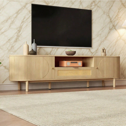 Moderner TV-Schrank mit Rattan-Schubladen mit offenen Fächern, abgerundeter Tischplatte, Metallbeinen in Holzoptik, multifunktionales Wohnzimmermöbel.