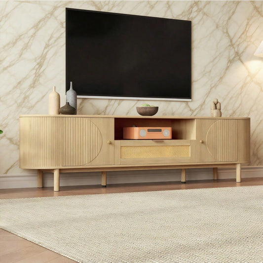 Moderner TV-Schrank mit Rattan-Schubladen mit offenen Fächern, abgerundeter Tischplatte, Metallbeinen in Holzoptik, multifunktionales Wohnzimmermöbel.
