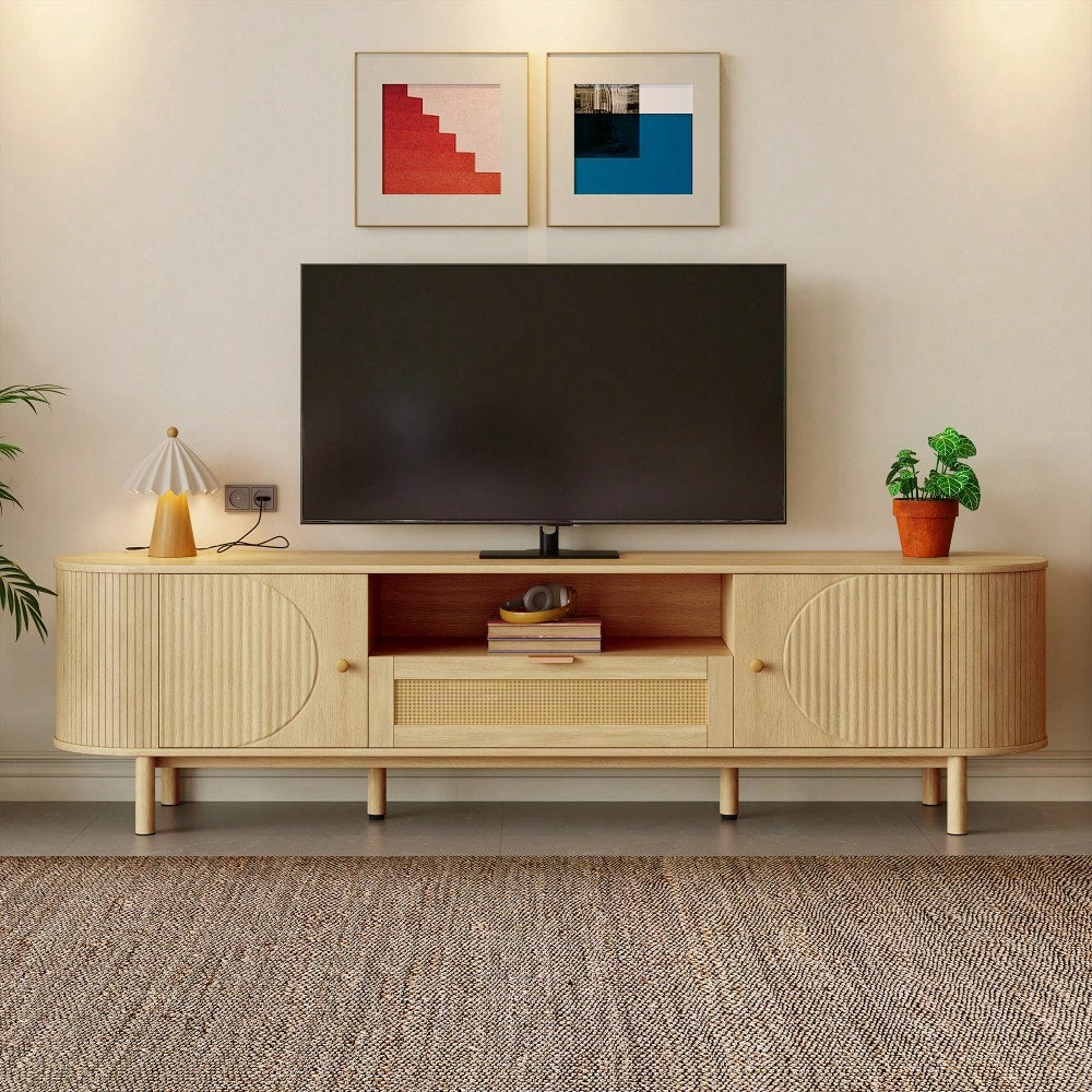 Moderner TV-Schrank mit Rattan-Schubladen mit offenen Fächern, abgerundeter Tischplatte, Metallbeinen in Holzoptik, multifunktionales Wohnzimmermöbel.