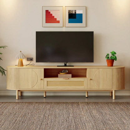 Moderner TV-Schrank mit Rattan-Schubladen mit offenen Fächern, abgerundeter Tischplatte, Metallbeinen in Holzoptik, multifunktionales Wohnzimmermöbel.