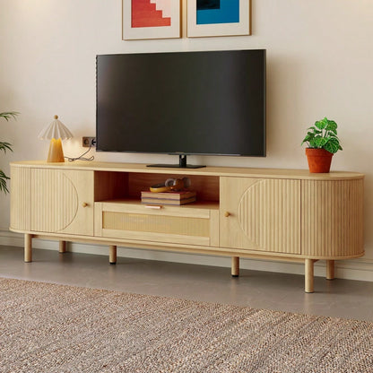Moderner TV-Schrank mit Rattan-Schubladen mit offenen Fächern, abgerundeter Tischplatte, Metallbeinen in Holzoptik, multifunktionales Wohnzimmermöbel.
