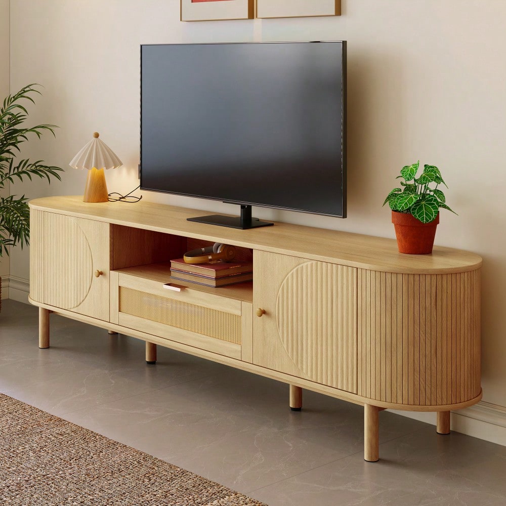 Moderner TV-Schrank mit Rattan-Schubladen mit offenen Fächern, abgerundeter Tischplatte, Metallbeinen in Holzoptik, multifunktionales Wohnzimmermöbel.