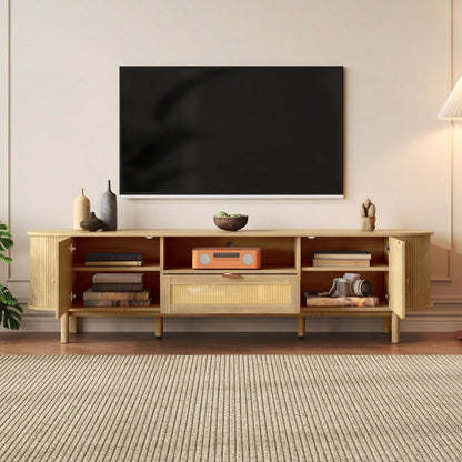 Moderner TV-Schrank mit Rattan-Schubladen mit offenen Fächern, abgerundeter Tischplatte, Metallbeinen in Holzoptik, multifunktionales Wohnzimmermöbel.