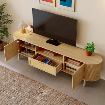 Moderner TV-Schrank mit Rattan-Schubladen mit offenen Fächern, abgerundeter Tischplatte, Metallbeinen in Holzoptik, multifunktionales Wohnzimmermöbel.