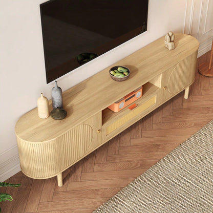 Moderner TV-Schrank mit Rattan-Schubladen mit offenen Fächern, abgerundeter Tischplatte, Metallbeinen in Holzoptik, multifunktionales Wohnzimmermöbel.