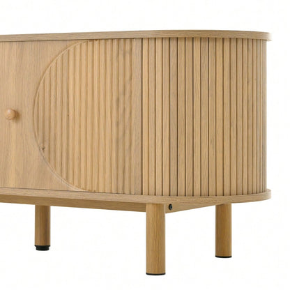 Moderner TV-Schrank mit Rattan-Schubladen mit offenen Fächern, abgerundeter Tischplatte, Metallbeinen in Holzoptik, multifunktionales Wohnzimmermöbel.