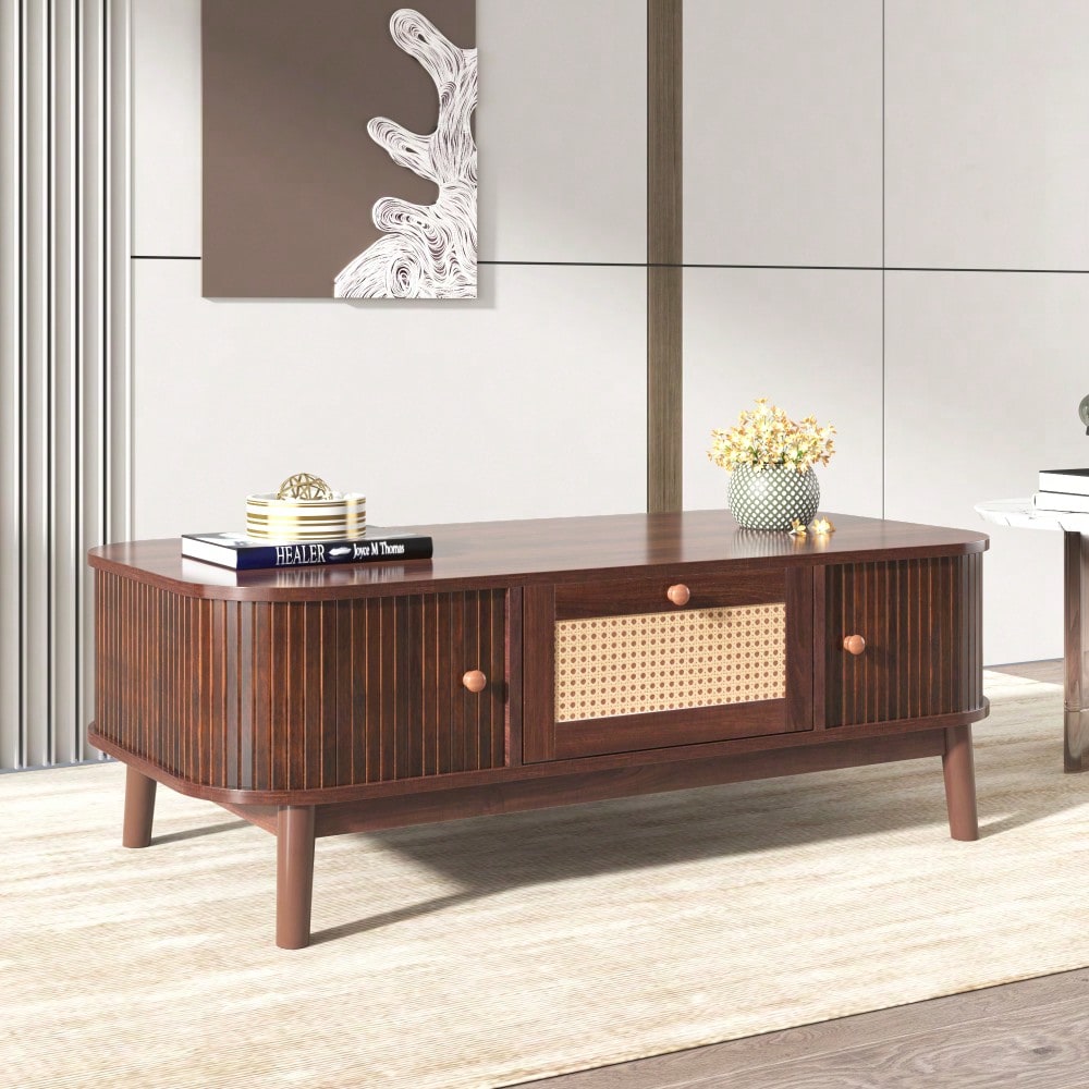 Couchtisch - Rattan-Kaffeetisch, Schubladen mit Rattan und Schiebetüren mit Massivholzlatten, Massivholzbeine, Natürlicher Landhausstil.